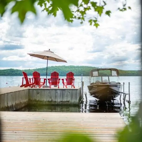 Private Cliffside Chalet Nestled in Nature With Western Sunsets & Waterfront Access Near Algonquin Park，位于Barrys Bay的酒店