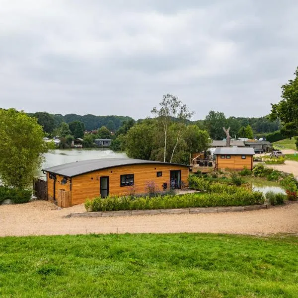 Sumners Ponds Fishery & Campsite，位于查尔伍德的酒店