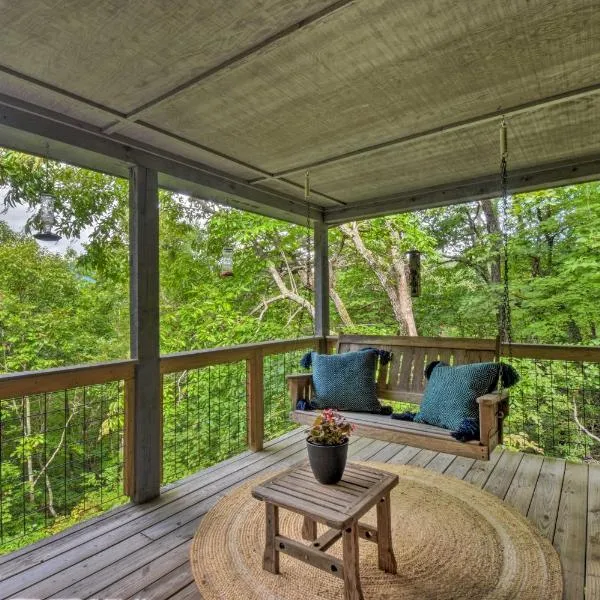 Cozy Clayton Cabin with Deck and Mountain Views!，位于克莱顿的酒店