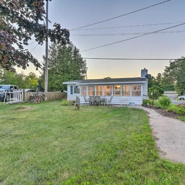 East Tawas Cabin with Lake Huron Access and Views，位于East Tawas的酒店