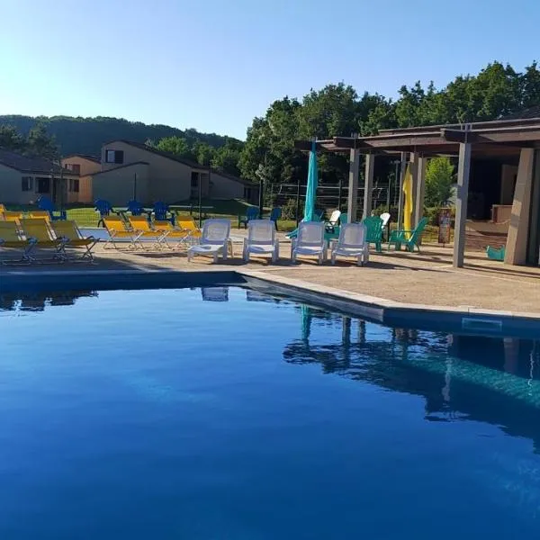 Village Bord de Ciel，位于Caylus的酒店