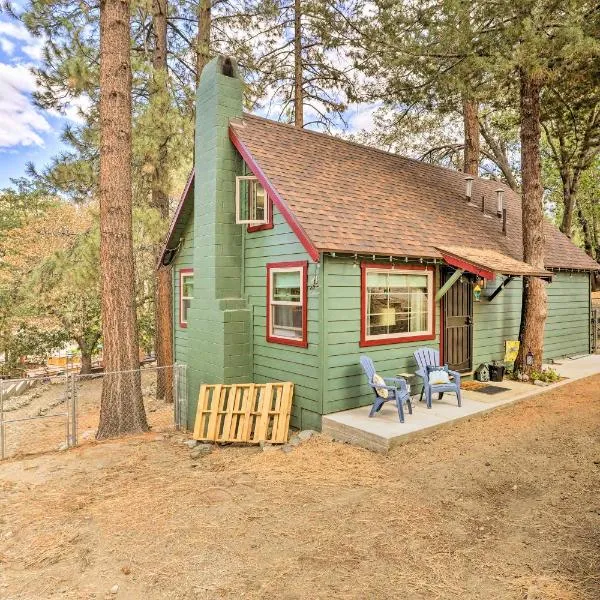 Wrightwood Cabin with Cozy Interior!，位于赖特伍德的酒店