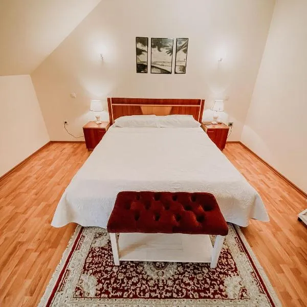 Cosy bedroom for 2 with Balcony in a Family Villa，位于Giuvărăşti的酒店