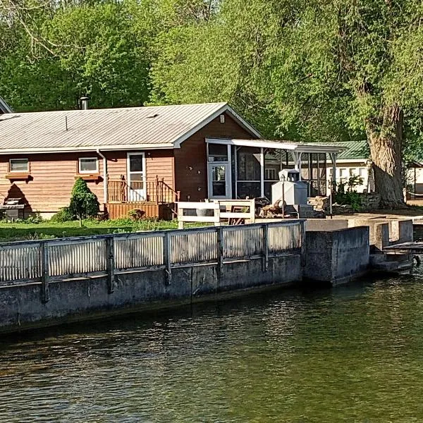 2,000 ft home on the St Lawrence, incredible views Canada, hot tub，位于Ogdensburg的酒店