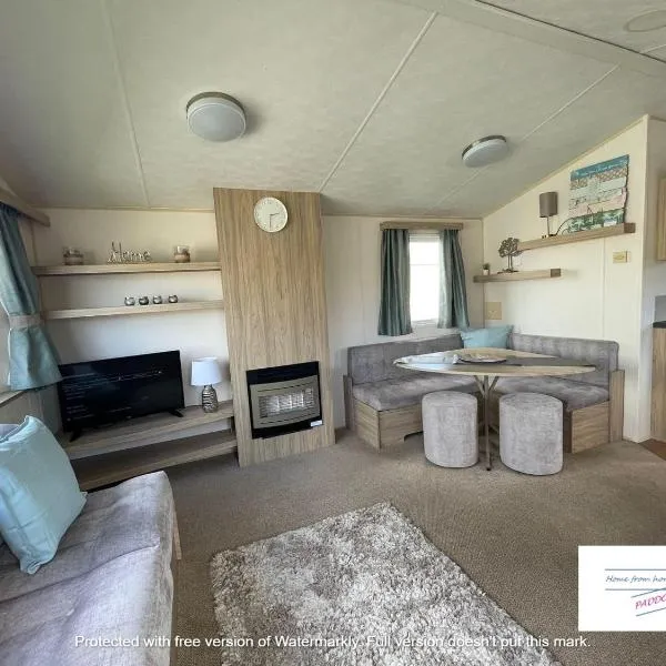 Robin hood Caravan park North Wales Free Wi-Fi and Smart TVs Passes not included，位于拉尔的酒店