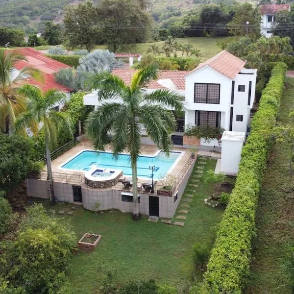 Amazing Finca House Private Swimming Pool & Air Conditioner，位于Alejandro Bernate的酒店