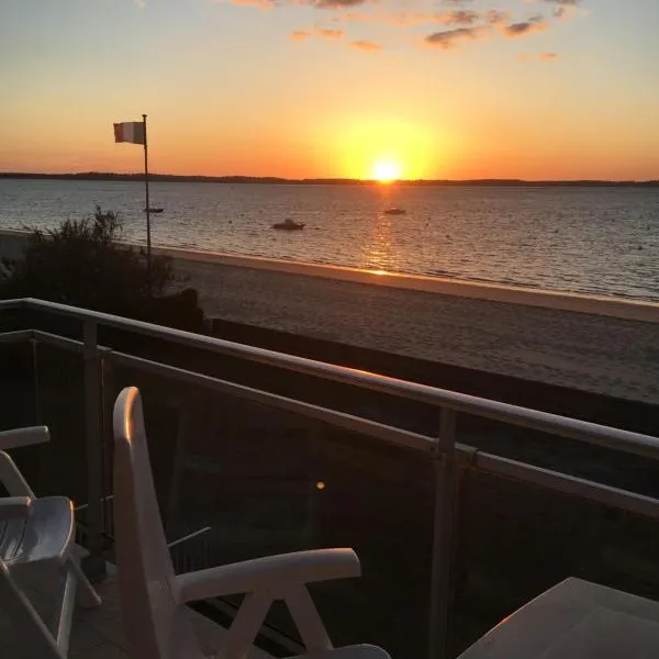 Appartement ARCACHON Perreire Premiere ligne les pieds dans l eau vue magnifique sur le bassin，位于阿卡雄的酒店