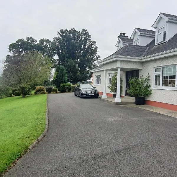 Lough Rynn View accommodation Room only，位于巴利纳莫尔的酒店