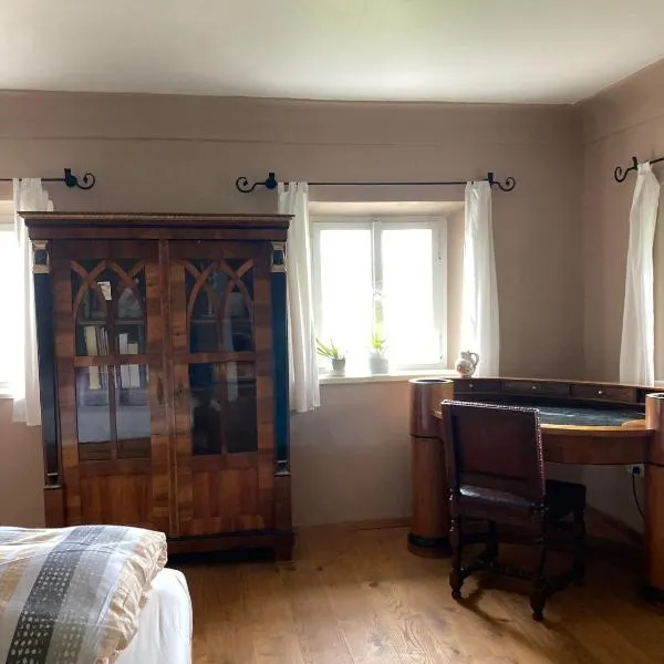(C) Zimmer in einem Bauernhaus，位于阿尼夫的酒店