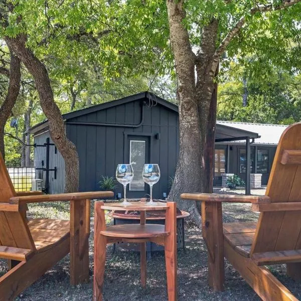 Relaxing Alpaca Ranch Mins from Downtown Wimberley，位于Henly的酒店
