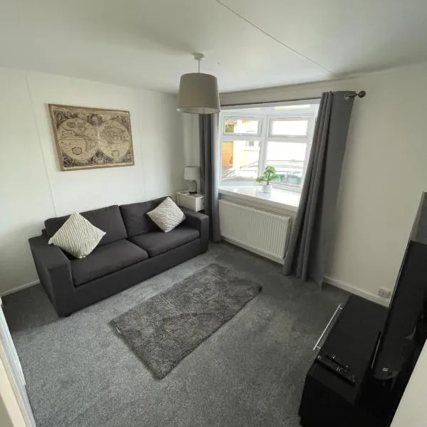 1-Bedroom Semi-detached Chalet in Uddingston, Glasgow，位于阿丁斯顿的酒店