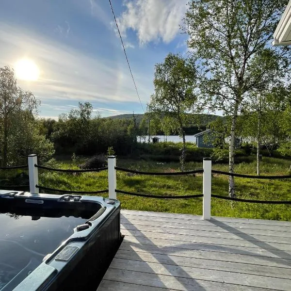 Villa Arktika porealtaallinen mökki Nuorgamissa Tenojoen ja tunturien vieressä，位于Nuorgam的酒店