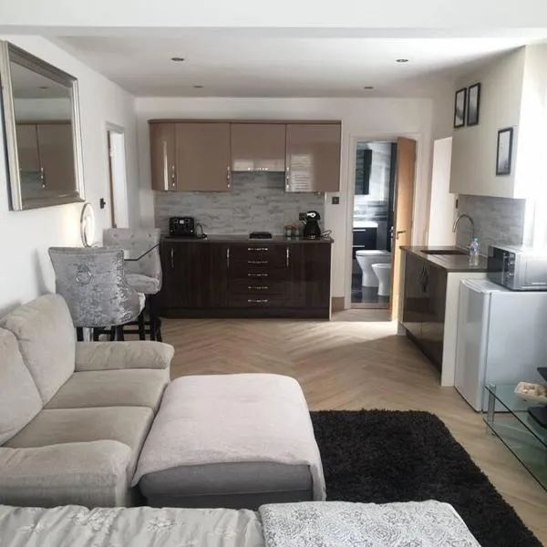 Lovely studio annex in Lilliput，位于浦耳的酒店