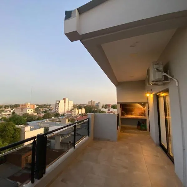 Departamento con gran balcón a la calle y parrilla，位于Barranqueras的酒店