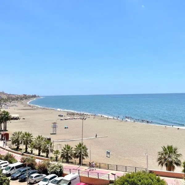 Moderno piso de 3 dormitorios en la playa de Rincon de la Victoria Malaga，位于林孔-德拉维多利亚的酒店