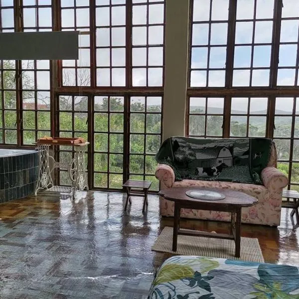 Windygates Estate Rustic Window Cottage，位于Thornhill的酒店