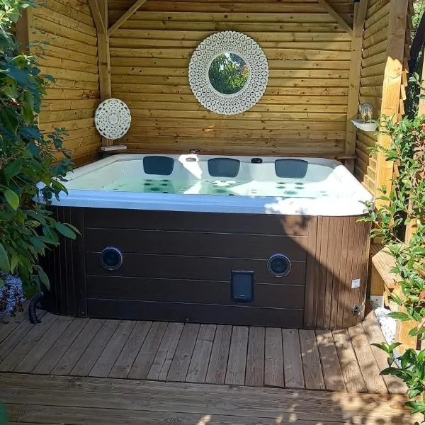 Arche de Lanoë jacuzzi，位于Reyniès的酒店