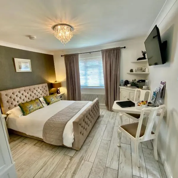 THE KNIGHTWOOD OAK a Luxury King Size En-Suite Space - LYMINGTON NEW FOREST with Totally Private Entrance - Key Box entry - Free Parking & Private Outdoor Seating Area - Town ,Shops , Pubs & Solent Way Walking Distance & Complimentary Breakfast Items，位于布罗肯赫斯特的酒店