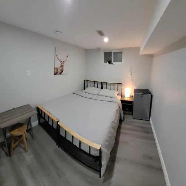 Guest House Basement - Master Bedrooms in Bayview Village，位于多伦多的酒店