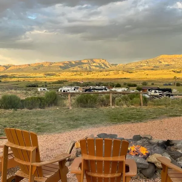 The Riverside Ranch Motel and RV Park Southern Utah，位于潘圭奇的酒店