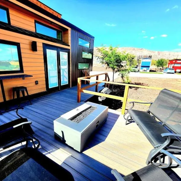 Designer Modern Tiny Home w All of The Amenities，位于Apple Valley的酒店