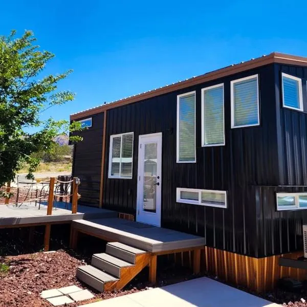 New modern & relaxing Tiny House w deck near ZION，位于Apple Valley的酒店