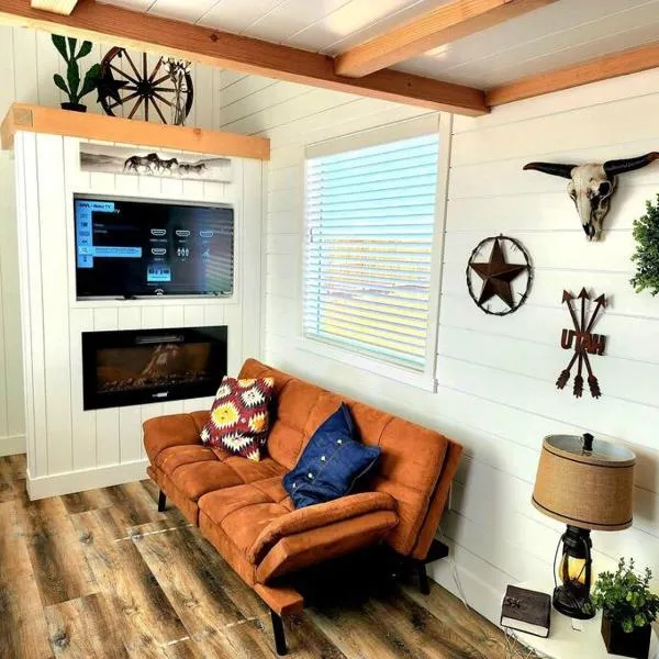 Romantic Tiny home with private deck，位于Apple Valley的酒店