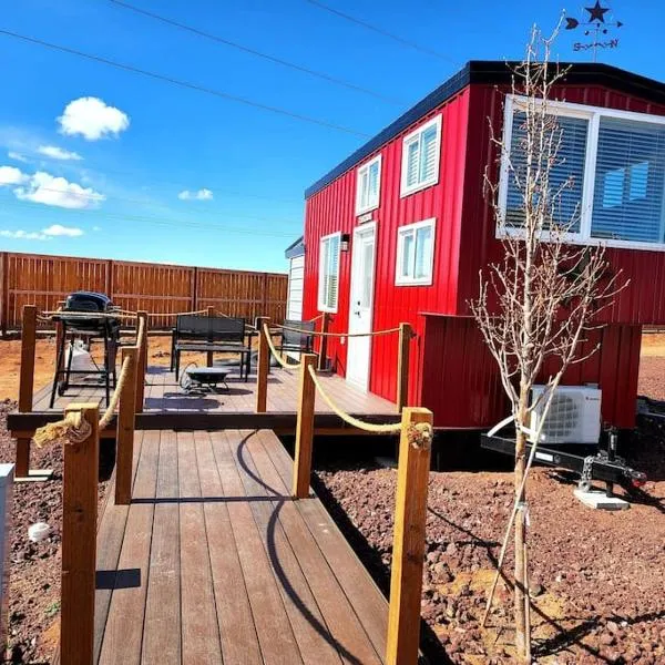 Romantic Tiny home with private deck，位于Hildale的酒店