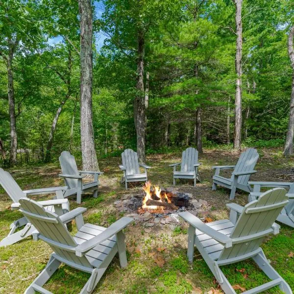 Lakefront Cottage w Hot Tub, Fire Pit, WiFi, Grill & Screened-In Porch，位于Morton Grove的酒店