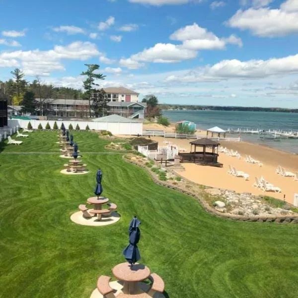 海滩酒店 - 特拉弗斯城，位于Fife Lake的酒店