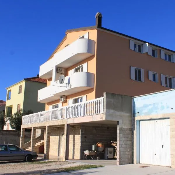 Apartments with a parking space Seget Vranjica, Trogir - 8507，位于希杰弗朗吉卡的酒店