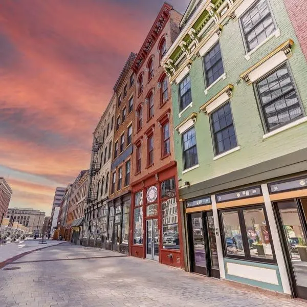 Spacious 2 bed 2 bath Downtown OTR condo minutes walk to the Reds Bengals stadium & more!，位于卡温顿的酒店