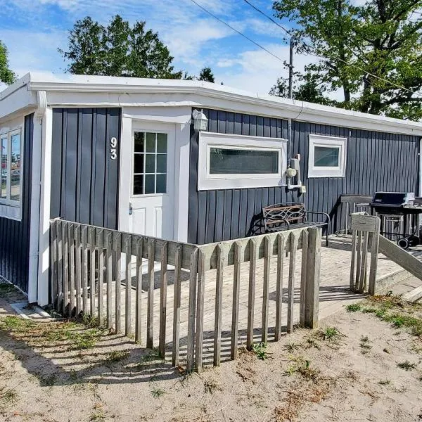 Main Beach River Retreat - Wasaga Beach 1 - Main Strip - 93 Mosley St，位于沃萨加比奇海滩的酒店