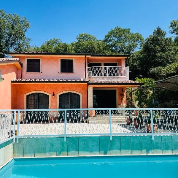 Villa con piscina sul lago，位于圣费利西亚诺的酒店