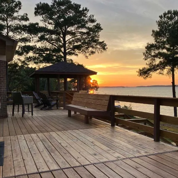 Gilbert Lakefront Retreat with Private Dock!，位于Hollywood Point的酒店