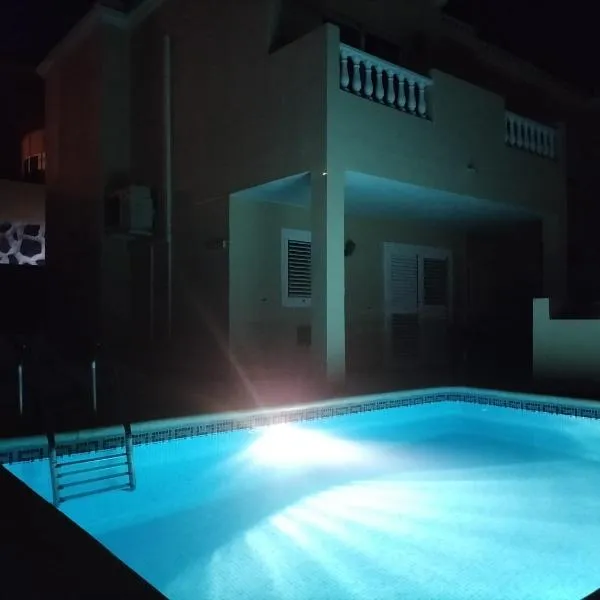 Casa Mariben, Vacation Rental home Vv 3 Bedrooms private pool with sea views，位于卡亚俄萨尔瓦赫的酒店