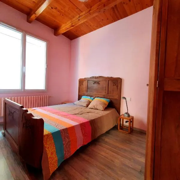 Appartement au calme au cœur du village，位于Castelnau-Pégayrols的酒店