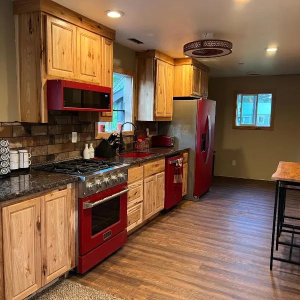 A Cozy Little House with a lot to offer!，位于切斯特的酒店