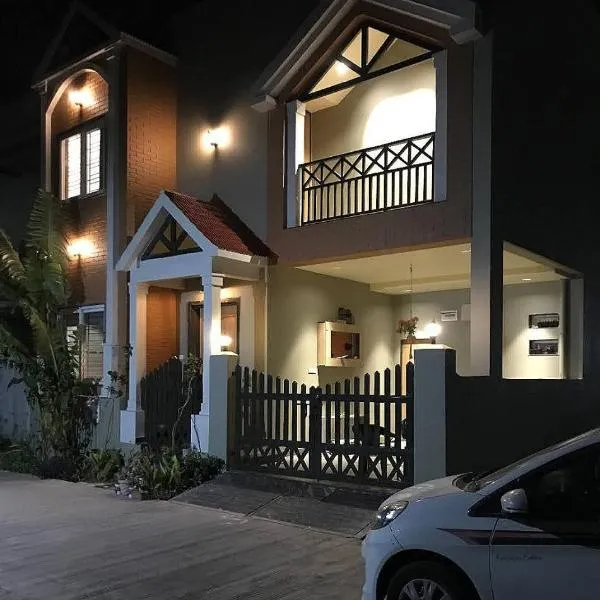 Entire Craftsman house with 2 Bedrooms kitchen and more，位于Māndhar的酒店