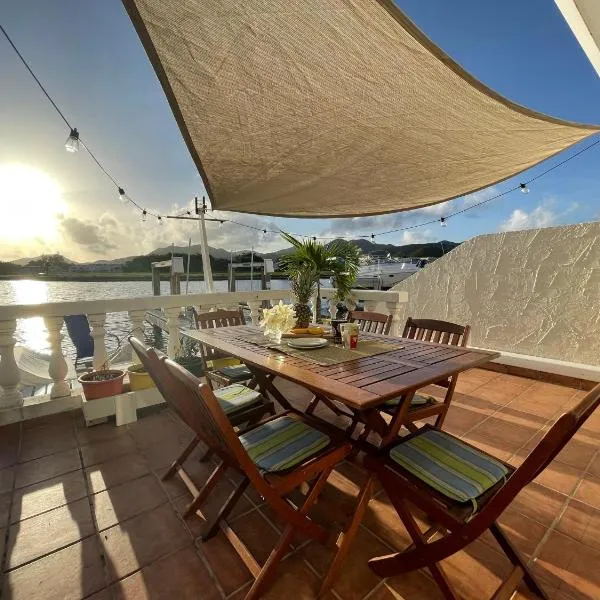 Sunny Villa in the Marina - Excellent Water Views，位于Jolly Harbour的酒店