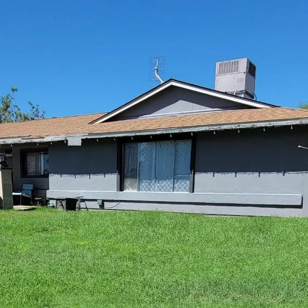 Orangewood & 51Ave Homestay - Not a Hotel，位于格伦代尔的酒店