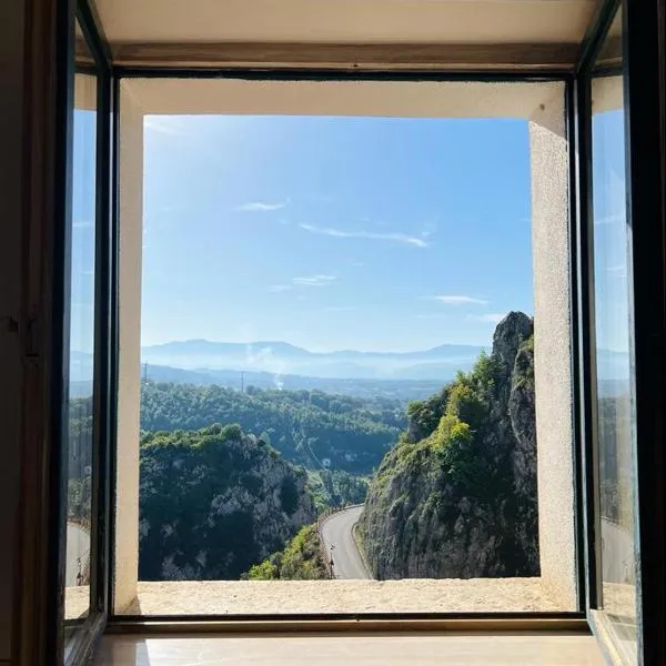 Casetta nel Borgo Pianello con vista panoramica，位于Bella的酒店