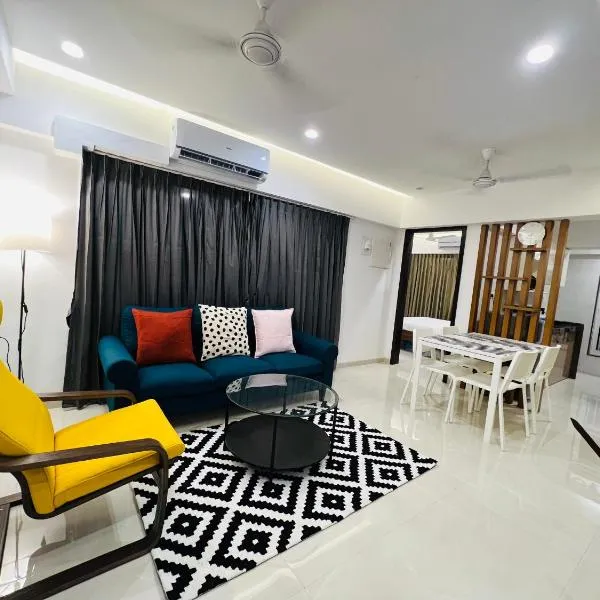 2BR Mumbai theme service apartment for staycation by FLORA STAYS，位于纳威孟买的酒店