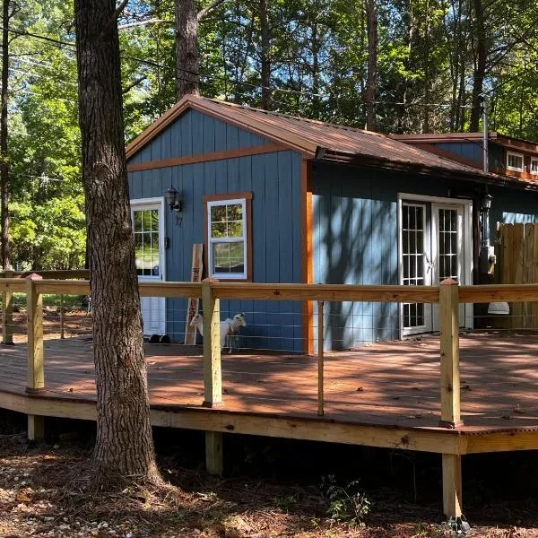 Knotty Pines Cabin near Kentucky Lake, TN，位于Durham Subdivision的酒店