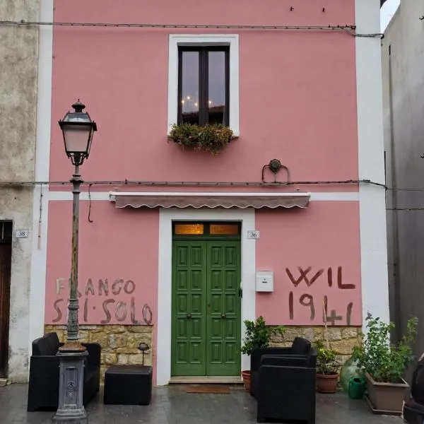 Ancient Stone 'Casa Rosa'- Sea and Mountain View Tranquil Borgo，位于Tavenna的酒店