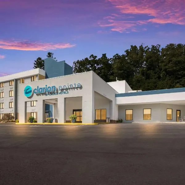 Clarion Pointe Sylva near Cherokee Area，位于西尔瓦的酒店
