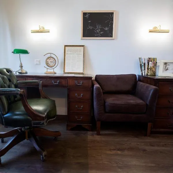 Luxury designer period apartment in Old Town by the presidential palace，位于Vinohrady的酒店