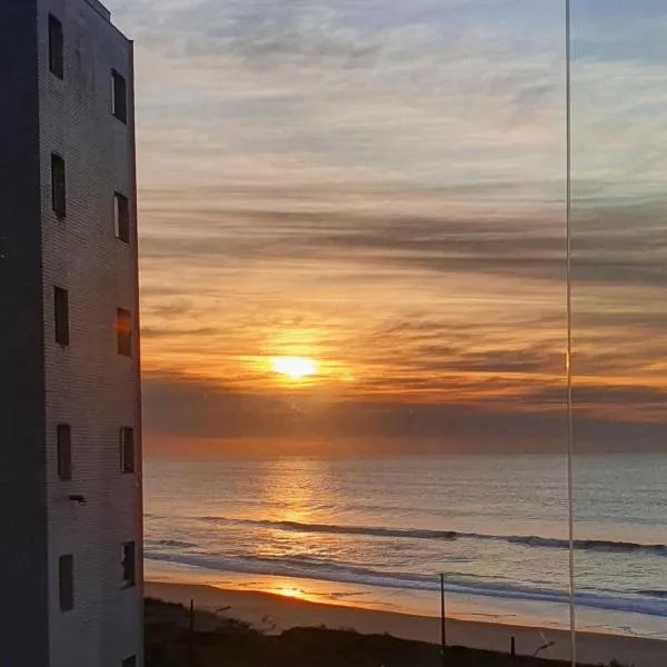Apto Resort Cambuhy frente Mar Piscina Academia，位于马蒂尼奥斯的酒店