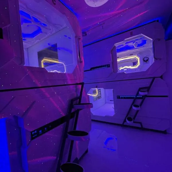 BMAX SPACEPODS sleep in space - 4mins from Mactan Airport,位于Pusok的酒店