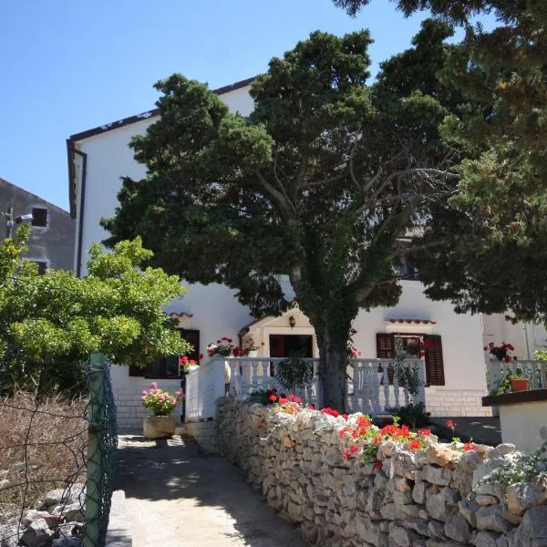 Apartments and rooms with parking space Cunski, Losinj - 2498，位于内里吉恩的酒店